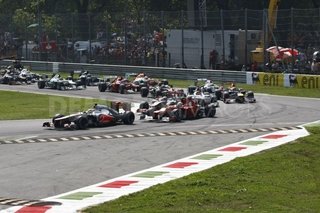 Alonso tercero y victoria para Hamilton