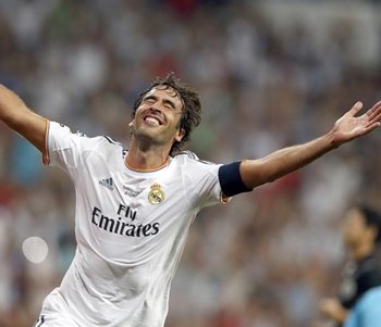 Raúl es aclamado en su partido homenaje