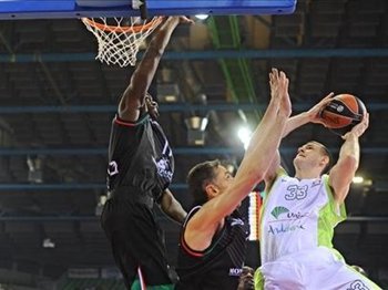 El Unicaja se clasifica 'en la bocina'