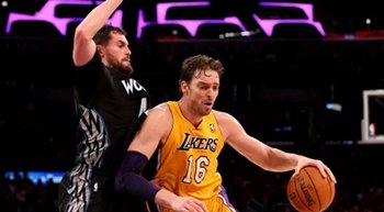 Pau Gasol le gana la mano a Ricky Rubio