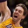 Pau Gasol le gana la mano a Ricky Rubio
