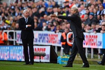 El Arsenal vence al Newcastle y acaba como líder de la Premier en 2013