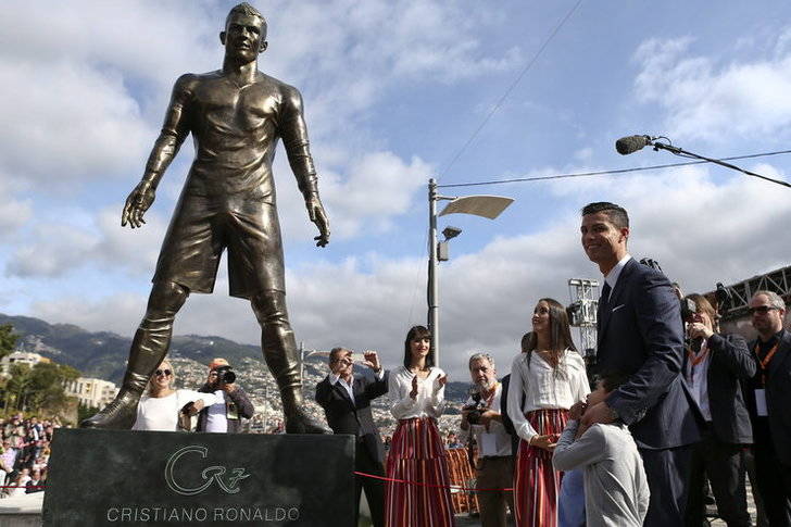 ¿Qué es ese bulto en la estatua de CR7?