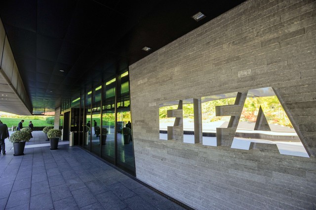 Detienen siete directivos de la FIFA