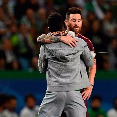 Besa los pies de Messi en territorio de Cristiano Ronaldo