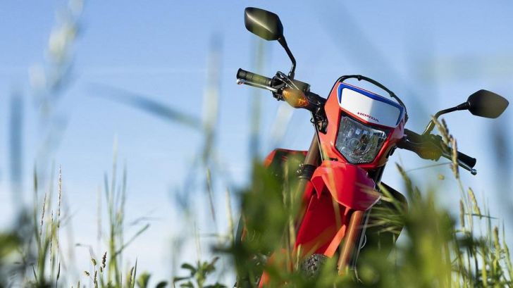 Patentan un sistema de seguridad que detiene una motocicleta tras detectar la caída del piloto