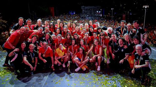 Gran recibimiento a las campeonas del Mundial de fútbol femenino en Madrid
