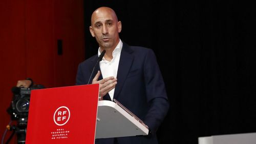 Rubiales se defiende y no dimite: 'El beso fue mutuo y consentido'