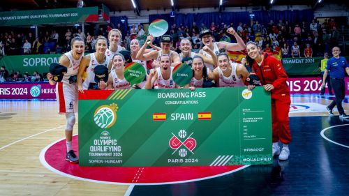 España celebra su pasaporte olímpico con una remontada espectacular (73-72)