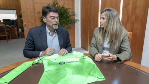 Alicante otorga el nombre de Sandra Paños al campo de fútbol Divina Pastora en su homenaje