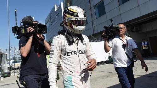 Hamilton estalla contra Mercedes