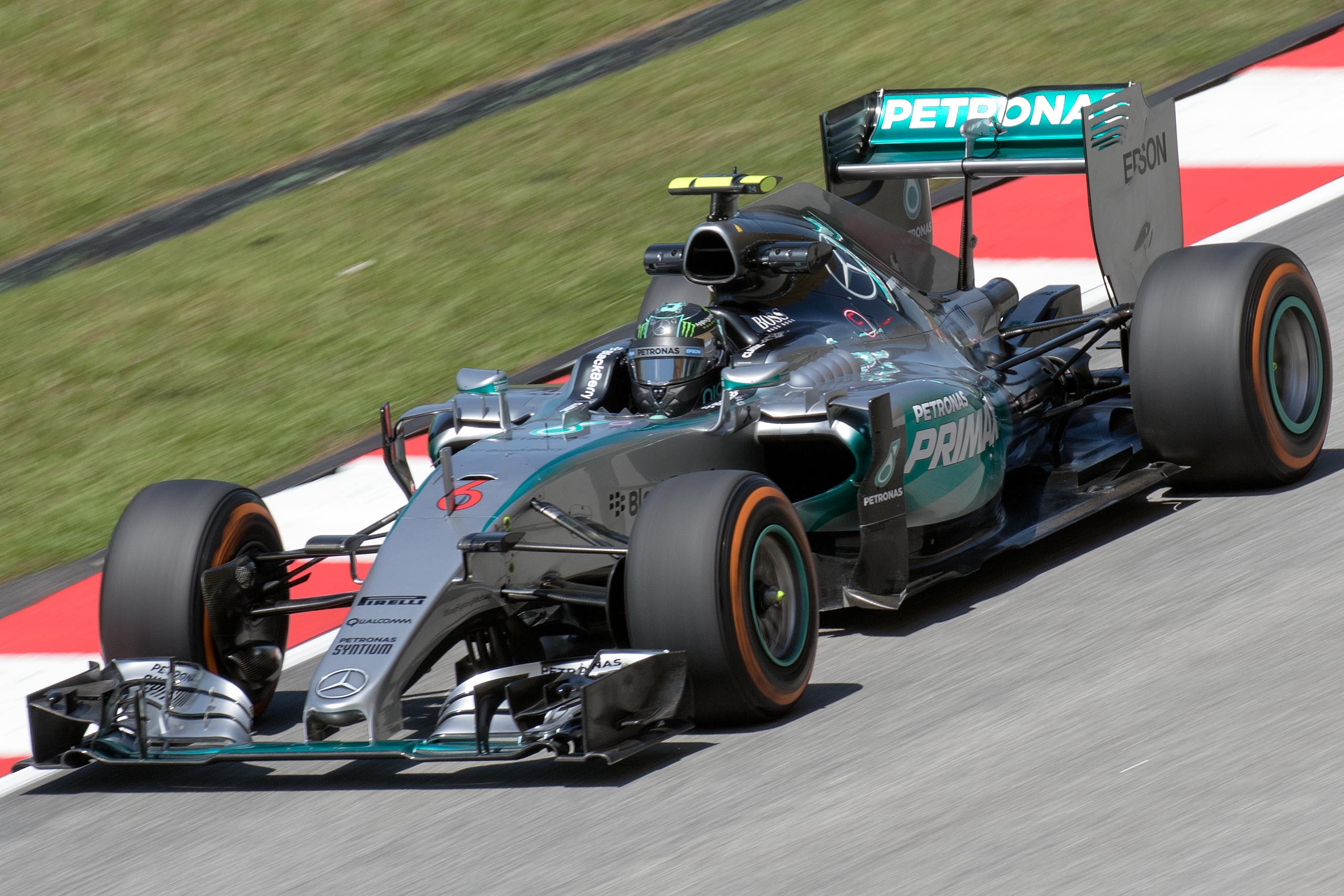 Hamilton presiona a Rosberg con una nueva pole