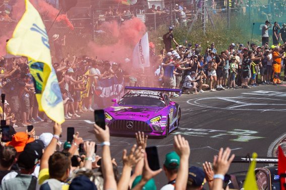 Mercedes-AMG enfrenta contratiempos en las 24 horas de Nürburgring