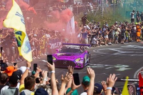 Mercedes-AMG enfrenta contratiempos en las 24 horas de Nürburgring