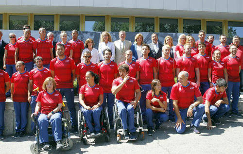 La infanta Elena y varios ministros despiden al equipo paralímpico español