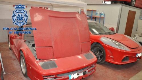 Desmantelado un taller por fabricar réplicas de Ferrari y Lamborghini