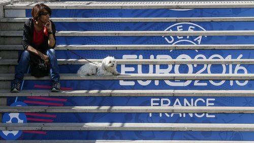 Francia 'prohibe' las pantallas en las terrazas de los bares