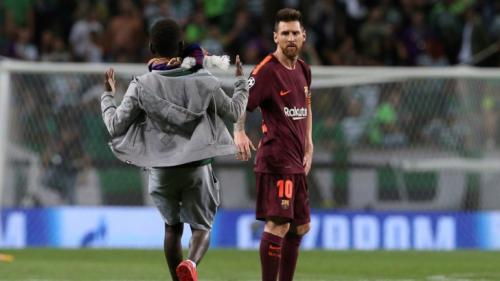 Besa los pies de Messi en territorio de Cristiano Ronaldo