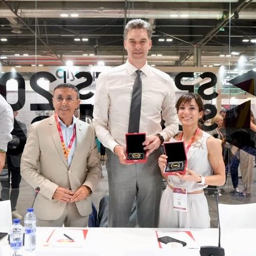 Pau Gasol y Sandra Sánchez reciben la Medalla de Oro de ADESP