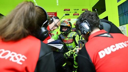 Márquez y Di Giannantonio discuten su futuro en MotoGP hacia 2027