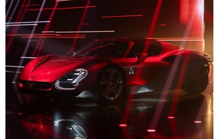 Alfa Romeo 33 Stradale, galardonado como el mejor superdeportivo del año 2024