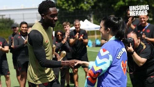 Alphonso Davies reconoce a un padre y su hija como héroes anónimos en Canadá