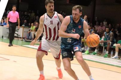 Nick Reid brilla con 29 puntos en un partido casi perfecto