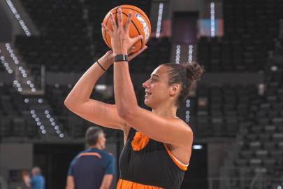Inauguración mágica del baloncesto femenino en Roig Arena