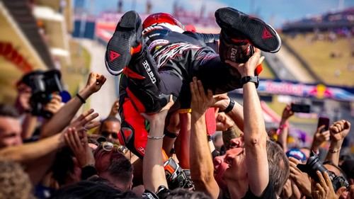 Bezzecchi logra su quinta victoria consecutiva en MotoGP