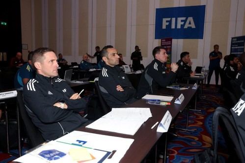 Preparativos intensivos para árbitros de la FIFA en camino a 2026