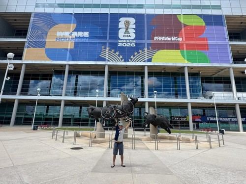 Aventurero recorre 25,000 km en bicicleta para llegar al Mundial 2026