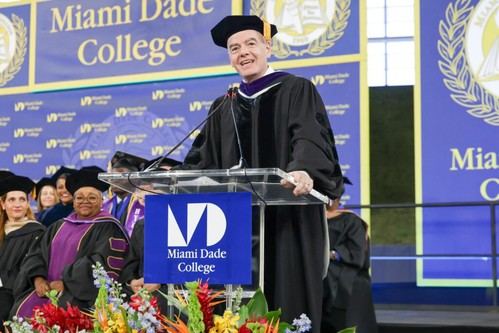 Gianni Infantino felicita a graduados en Miami Dade College