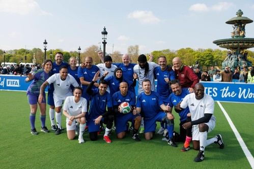 Inauguran en París la primera minicancha móvil del Proyecto FIFA Arena