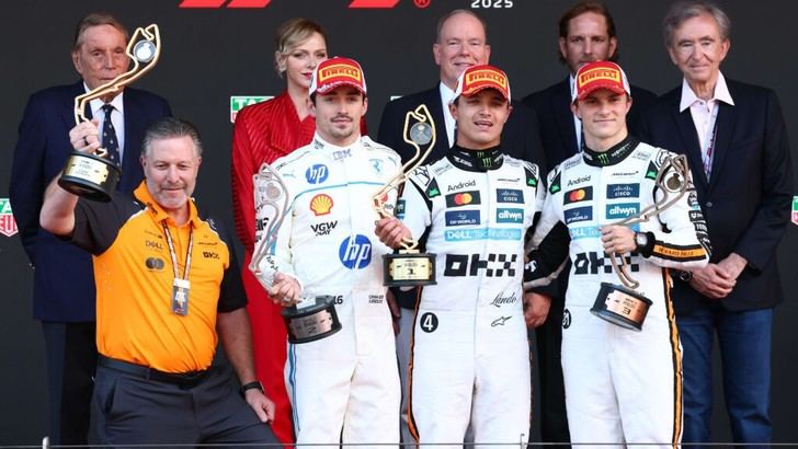 Norris gana el Gran Premio de Mónaco y celebra en el podio con Leclerc y Piastri