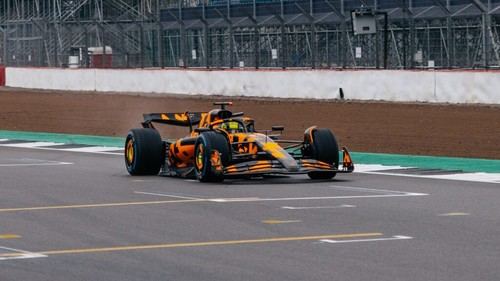 McLaren presenta su nuevo MCL39 en su debut en pista antes de la temporada 2025