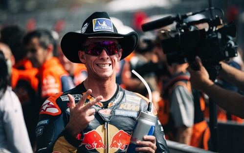 Acosta arranca 2026 con fuerza y lidera MotoGP por primera vez