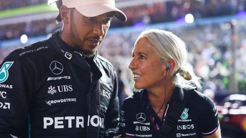 Hamilton regresa con su exentrenadora Cullen al iniciar su etapa en Ferrari