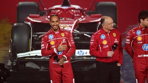 Hamilton se siente revitalizado al unirse a Ferrari en el evento F1 75 Live