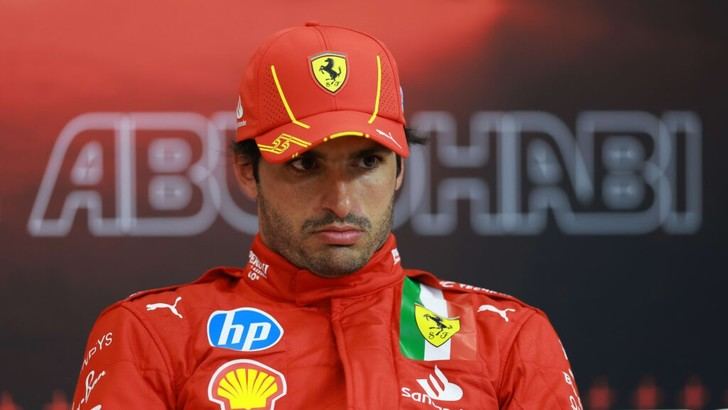 Sainz expresa su dolor al ser reemplazado por Hamilton en Ferrari para 2025