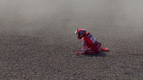 Caída de Bezzecchi y Márquez en la primera vuelta del GP de Indonesia