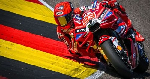 Márquez lidera la jornada del viernes en Sachsenring con el mejor tiempo