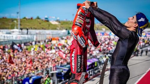 Márquez triunfa en Misano y se acerca al título mundial