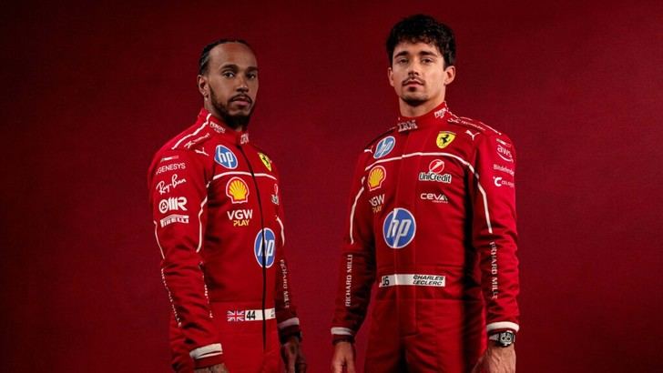 Hamilton y Leclerc presentan los trajes de carrera de Ferrari para 2025