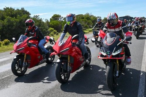 Estrellas del MotoGP deslumbran en el desfile de Phillip Island en Australia