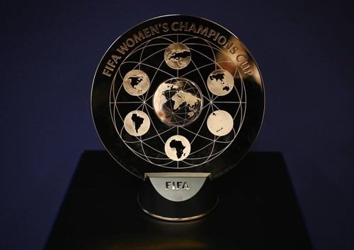 Se revela el trofeo de la primera Copa de Campeones Femenina de la FIFA en Londres
