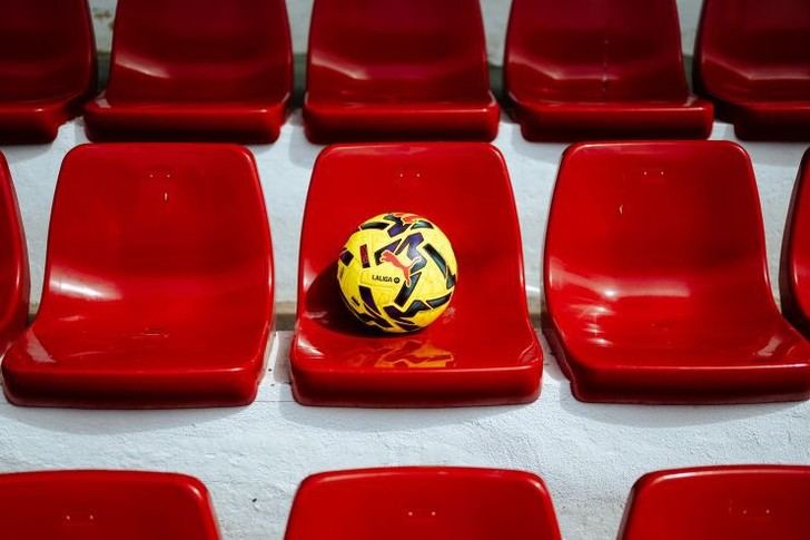 Puma y LALIGA lanzan un balón de invierno 2025/26 inspirado en el motorsport