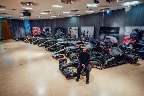 Lewis Hamilton y sus siete autos ganadores en exhibición en el Museo Mercedes-Benz