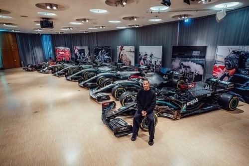 Lewis Hamilton y sus siete autos ganadores en exhibición en el Museo Mercedes-Benz
