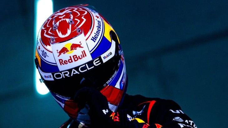 Verstappen presenta un diseño de casco inspirado en sus inicios para la temporada 2025
