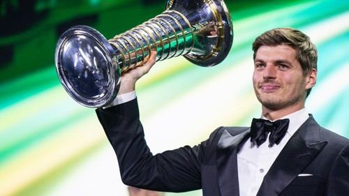 Verstappen anticipa una intensa competencia en 2025 tras recibir su trofeo en la ceremonia de la FIA